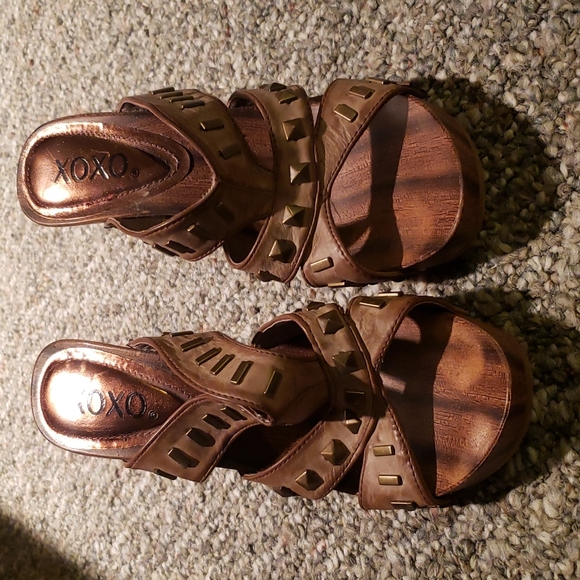 **LIGHTLY WORN** XOXO Wood and Leather Heeled Sandals with Gold Studs Size 7 US - Picture 2 of 4